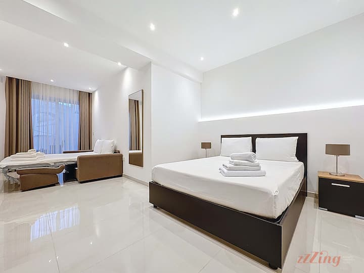 Chumba Kikuu cha Kulala cha Watu Wawili chenye Kitanda cha Sofa