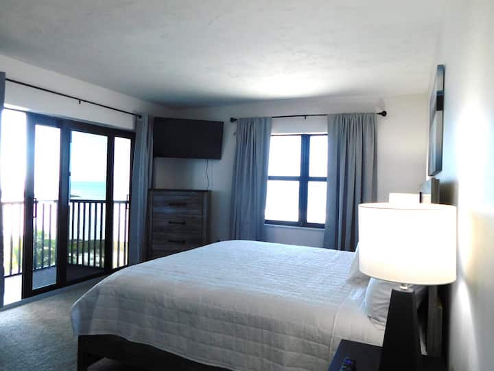 חדר שינה ראשי עם מרפסת פרטית