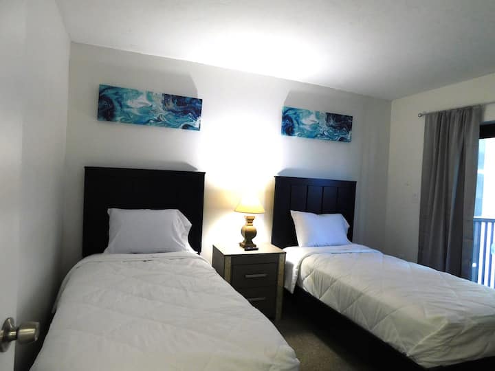 חדר אורחים עם תאומים