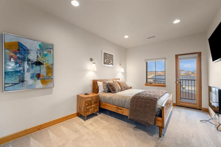 Tercer dormitorio tipo loft con cama tamaño queen.