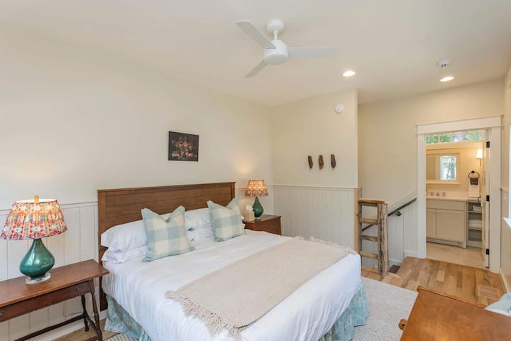 The Purple Martin: dormitorio 2: cama tamaño king con baño privado completo con ducha.