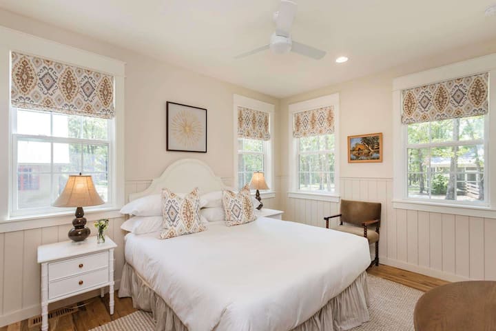 The Purple Martin: dormitorio 1: cama tamaño king con baño privado completo.