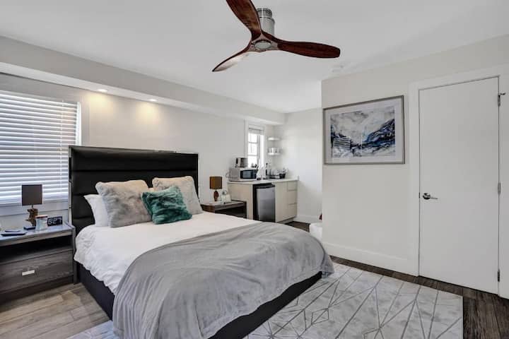 Eden Collection Studio Steps To Beach - Fort Lauderdale, FL