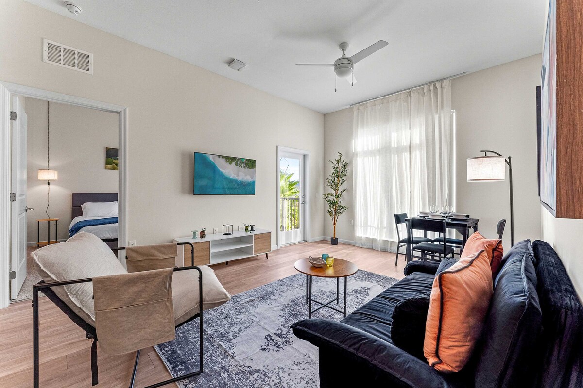 Top Airbnb: Family Escape: 2BR, Pool, Gym, Sleeps 6, Near Epic in Florida Center