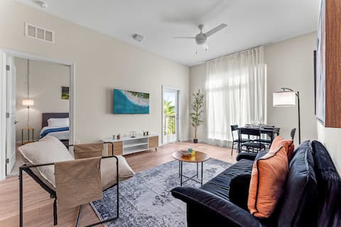 Top Airbnb: Family Escape: 2BR, Pool, Gym, Sleeps 6, Near Epic in Florida Center