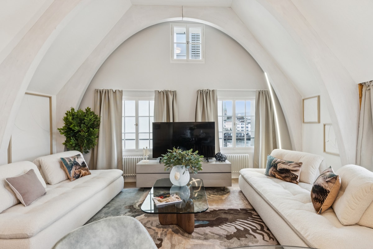 Top performing Airbnb: Old Town Diamond Penthouse | AC | Private Rooftop in Rathaus