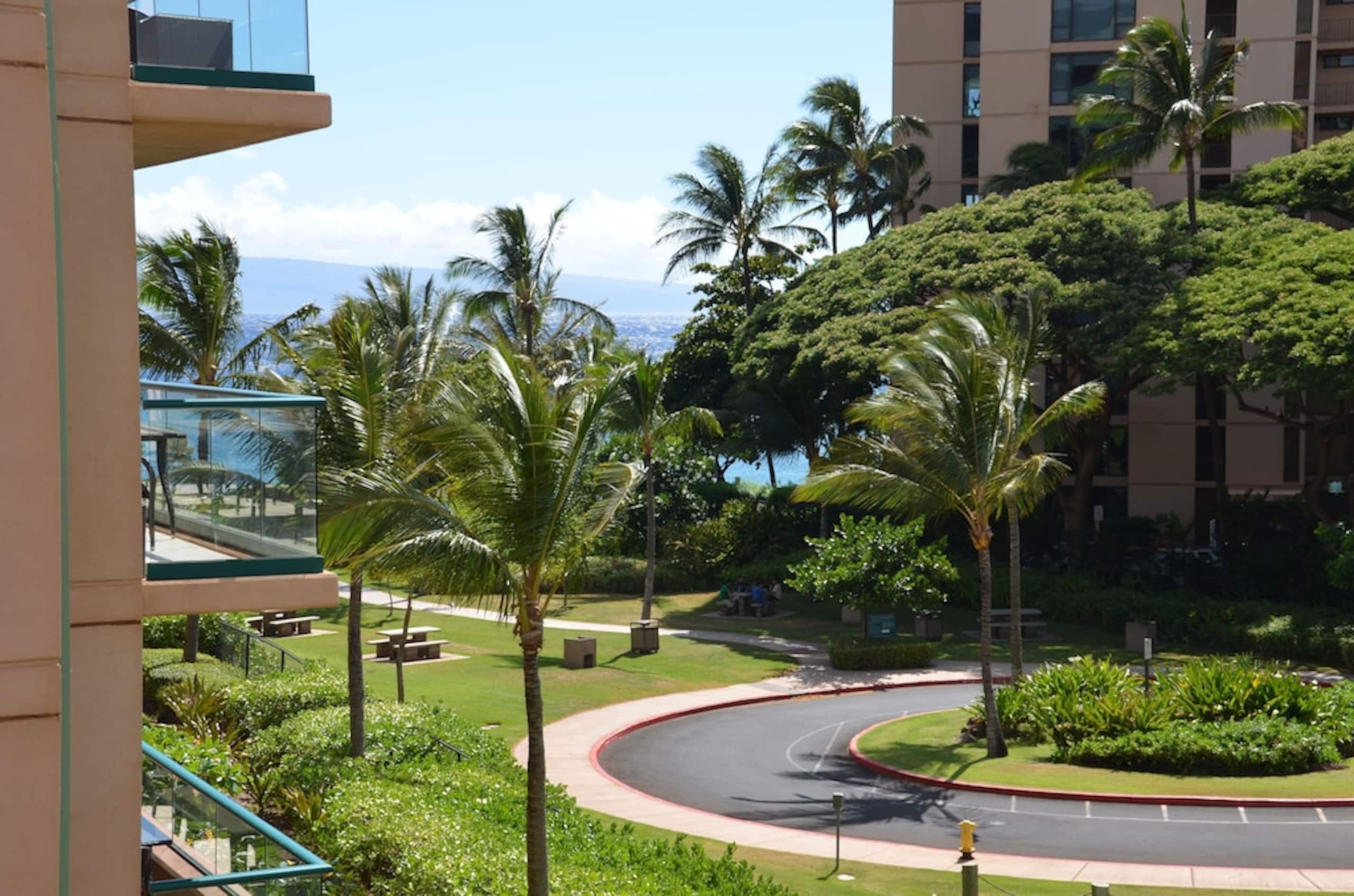 Condo in Lahaina · ★4.94 · 2 bedrooms · 2 beds · 1 bath - Image 2