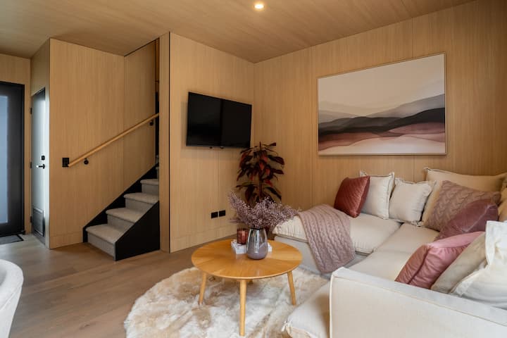 Brand New, Stylish & Convenient Townhouse, Carpark - Queenstown