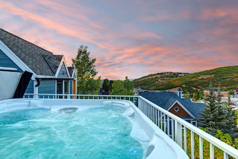 Abode on Woodside, private hot tub, Main Street