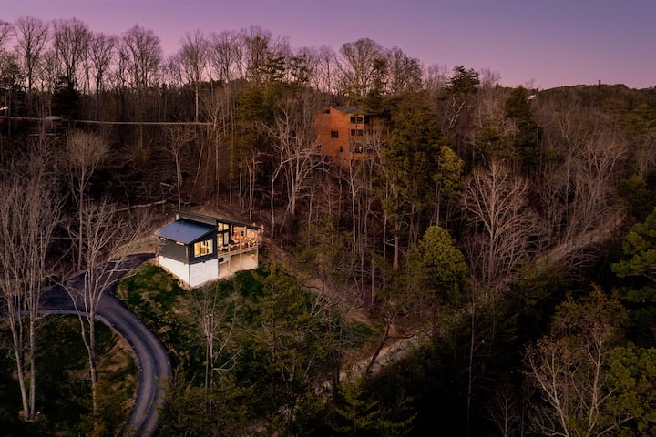 Romantic Luxury Retreat • Sauna, Hot Tub, Views