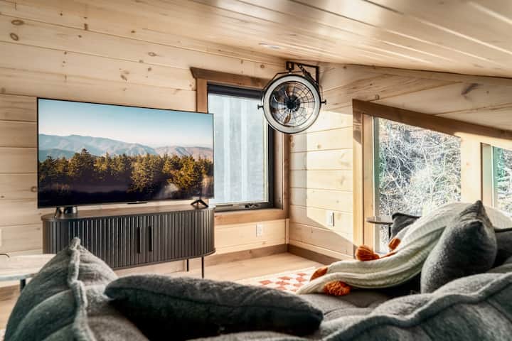 Romantic Luxury Retreat • Sauna, Hot Tub, Views