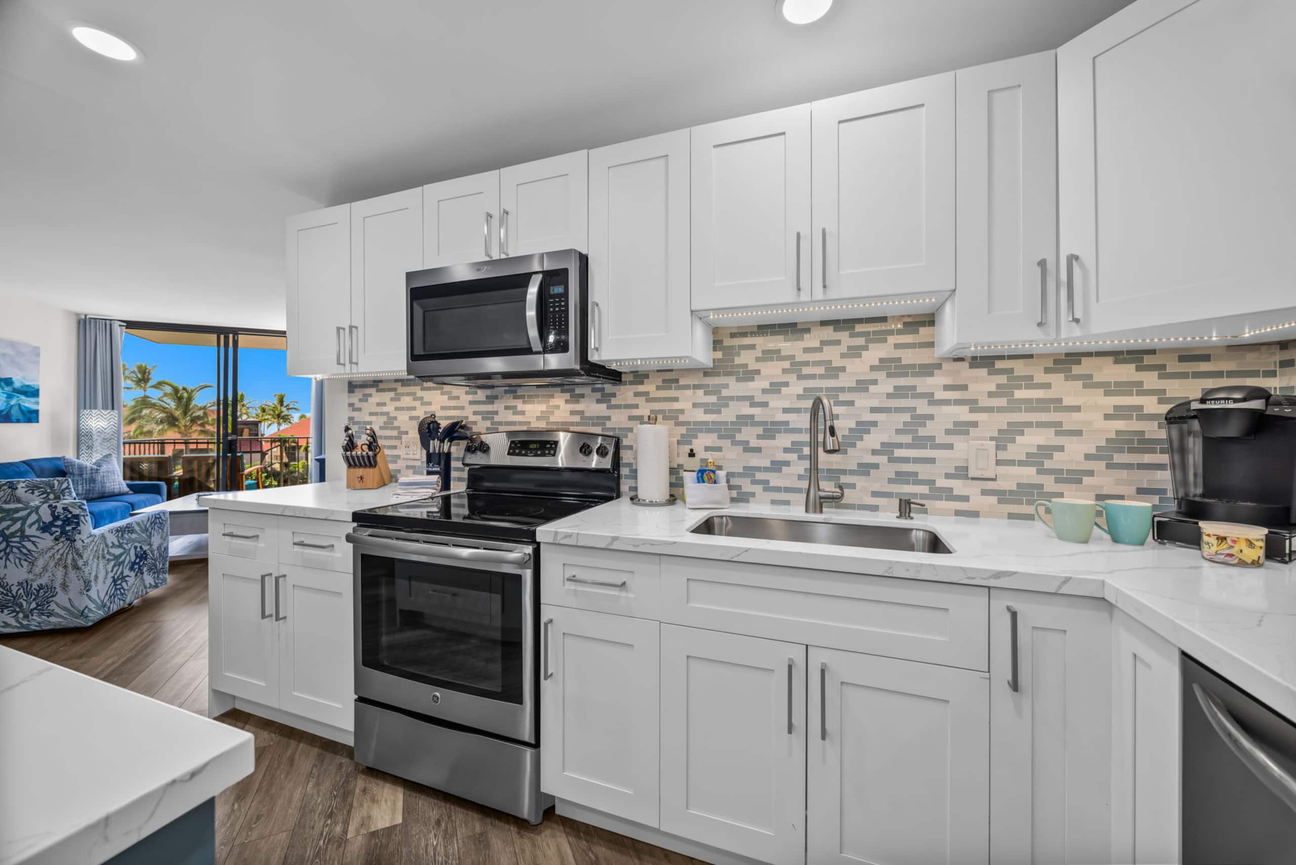 Hip Oceanfront Resort Vistas - Image 11