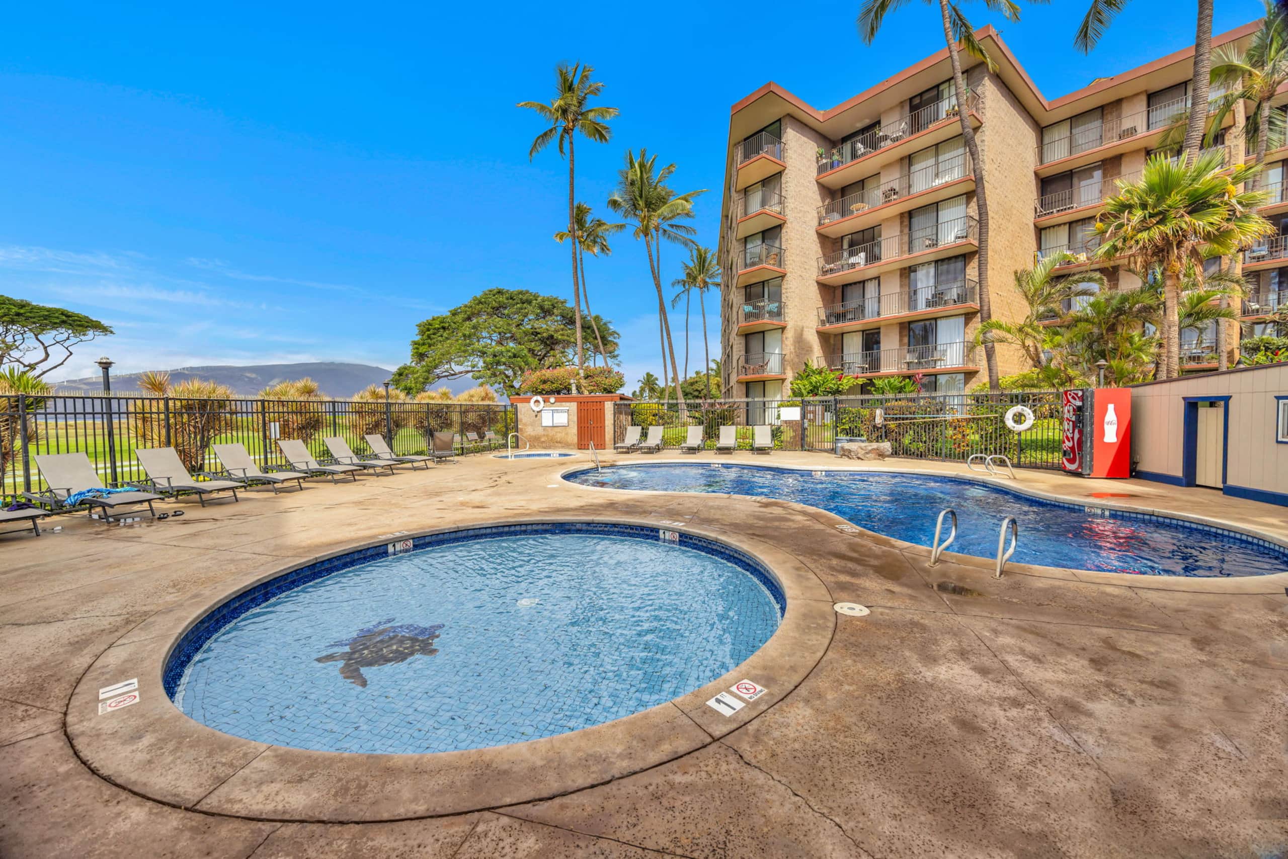 Hip Oceanfront Resort Vistas - Image 41