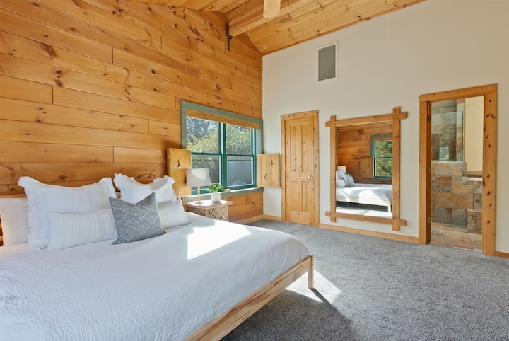 Glavni apartman s bračnim krevetom (vel. California King) (potkrovlje)
