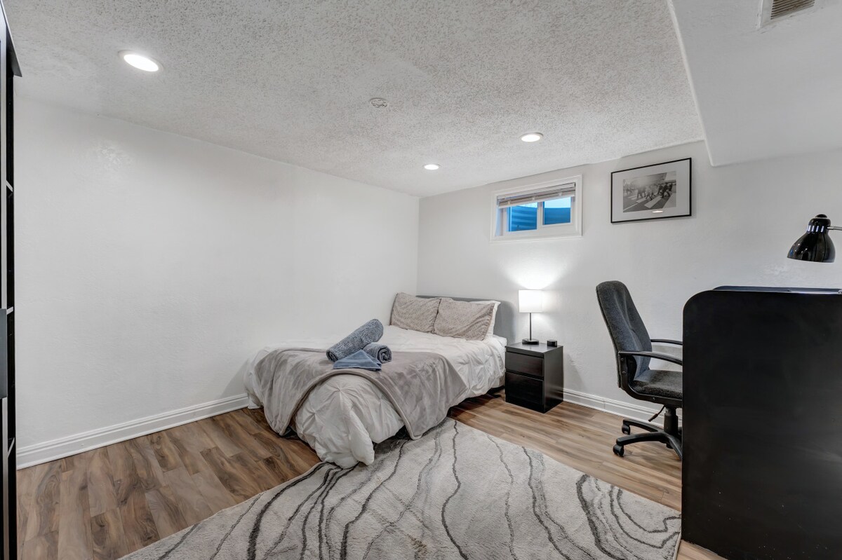 سيشعر كل ضيف وكأنه في بيته مع إضاءة ناعمة وبطانيات دافئة وغرفة لفتح حقائبهم والاسترخاء.