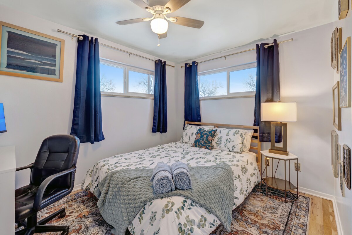 تتميز غرفة النوم هذه، التي تضم سريرًا بحجم كوين، بأنها مشرقة وهادئة، وتحتوي على مكتب وشاشة، وهي مثالية للعاملين عن بُعد أو الطلاب.