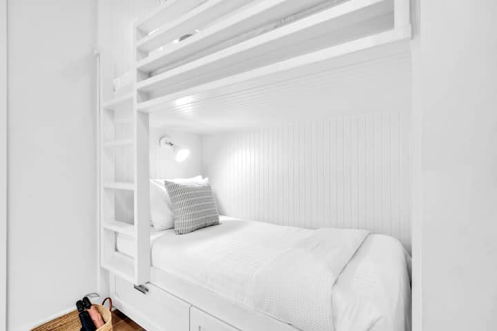 تحتوي قاعة الطابق الأول على سرير بطابقين/سريرين.