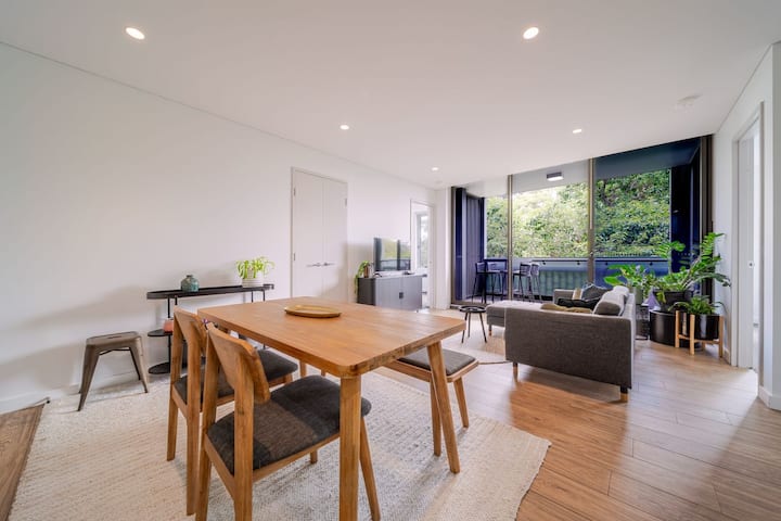 Airy Waterloo Apartment With Pool & Gym Access - Sydney