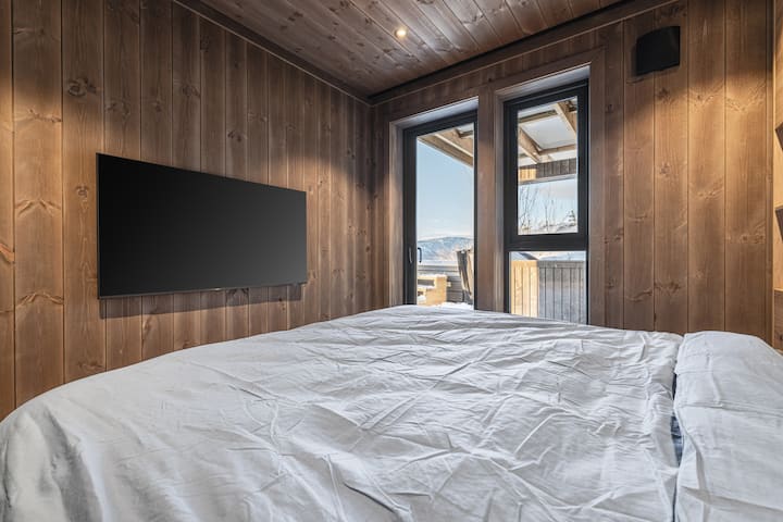 Chambre avec un lit double 160 x 200 cm et une télévision