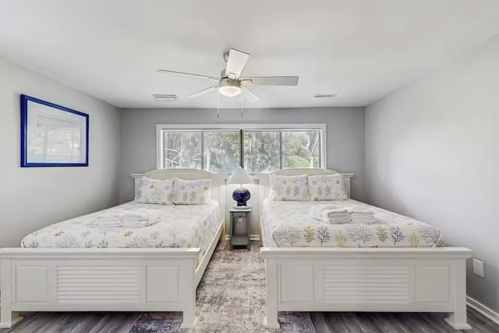 Dormitorio de invitados con camas dobles
