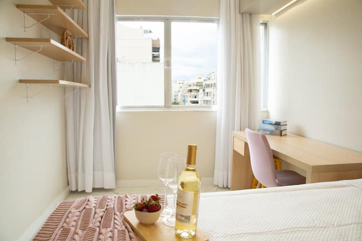 Pracujte pohodlne: spálňa s písacím stolom, stoličkou a rýchlou Wi-Fi.