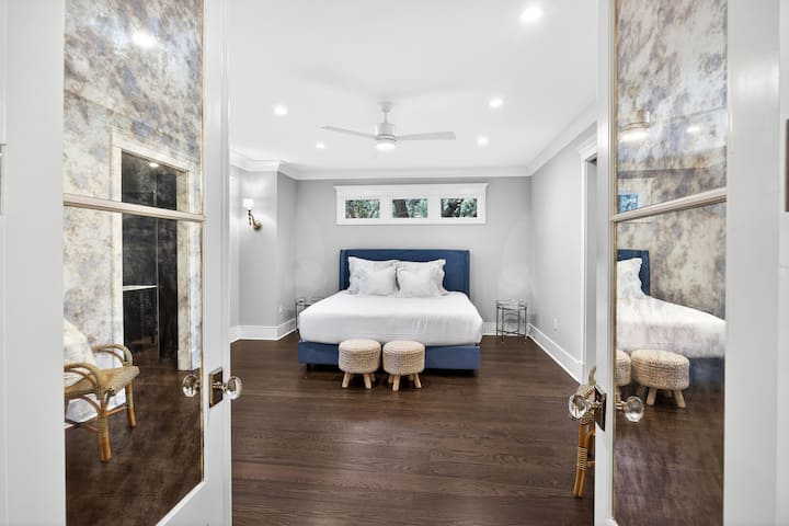 Spálňa 1 - Primárny apartmán - King - TV - vlastná kúpeľňa - prvé poschodie