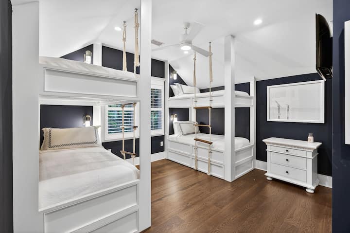 Spálňa 6 – dve sady poschodových postelí – TV – vlastná kúpeľňa – druhé poschodie