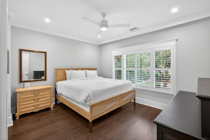 Spálňa 2 – veľká manželská posteľ – vlastná kúpeľňa – prvé poschodie