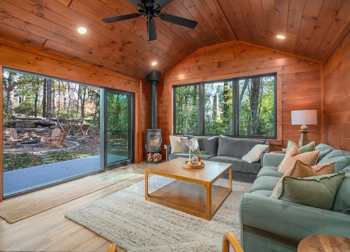 Hygge Hideaway | Cozy New Build + Dog-friendly! - Black Mountain, NC