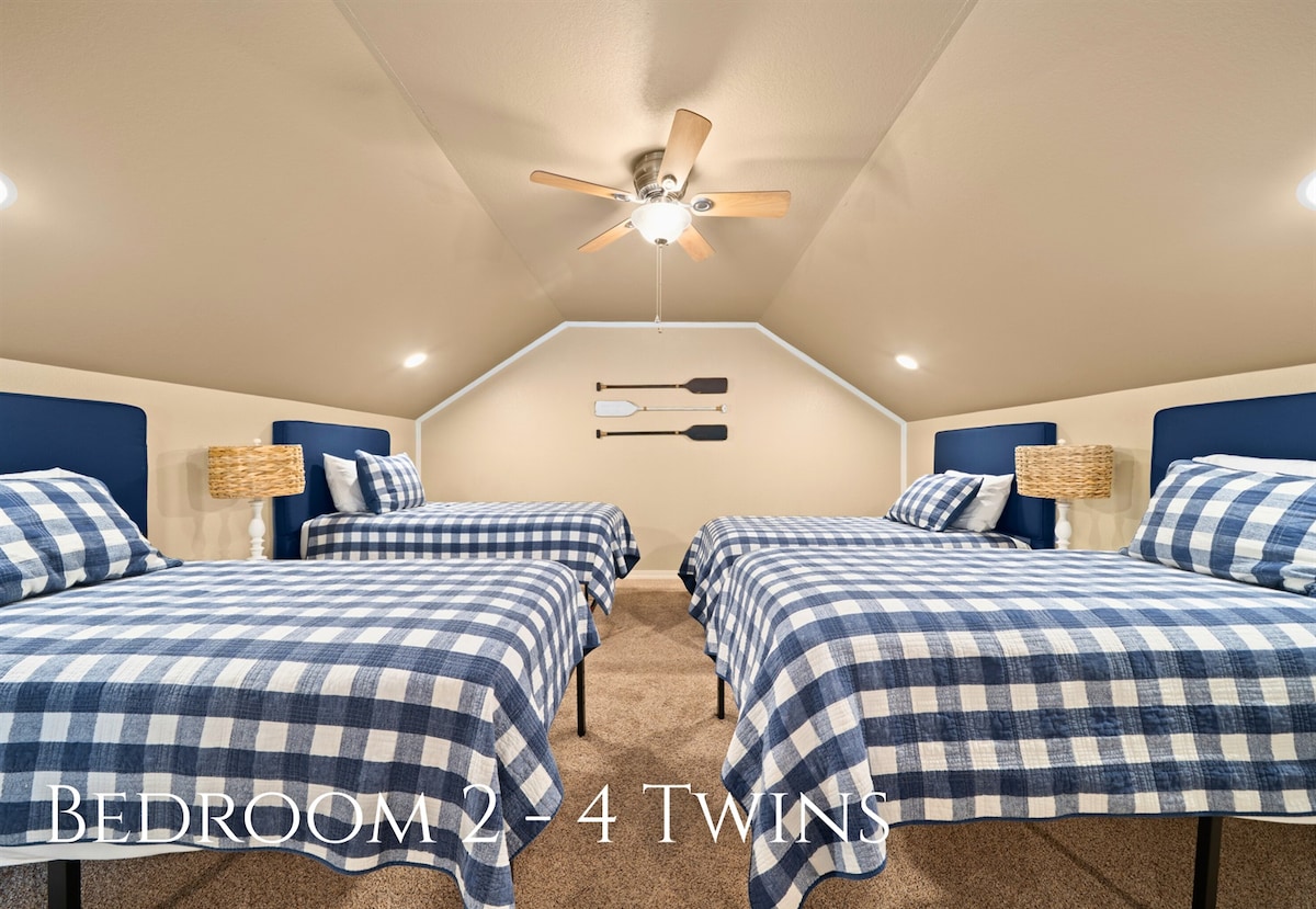 阁楼设有四张单人床，提供有趣舒适的睡眠区，非常适合喜欢一起玩耍的儿童或房客。