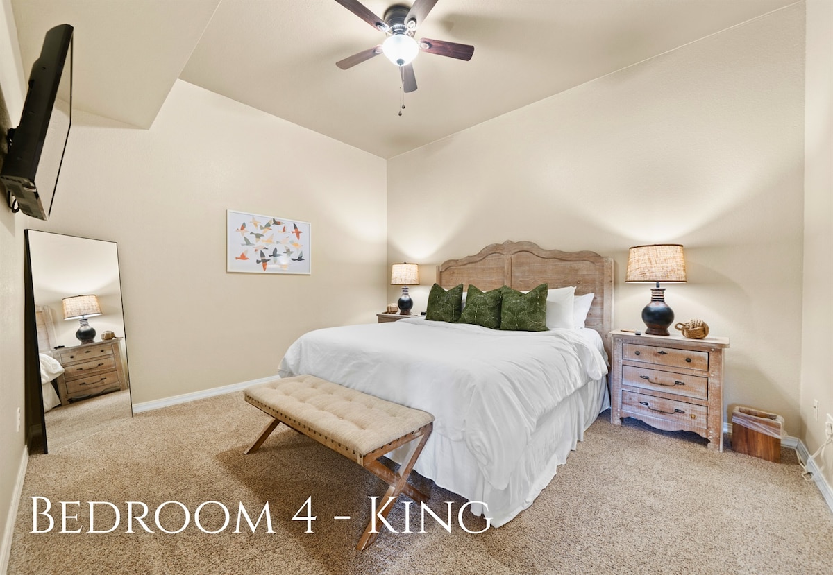 温馨的色调和贴心的装饰让这间特大号床房温馨舒适，让您在探索或欣赏湖景一天后，可以在此放松身心。