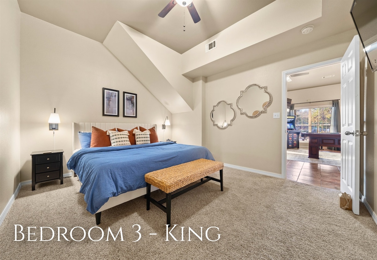 这间宽敞的特大号客房采用柔和、平静的色彩，自然采光充足，营造出宁静的度假胜地，您可以舒适地伸展、放松和享受缓慢的早晨。