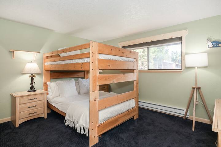 חדר השינה הנעים שלכם כולל מיטות קומתיים מעץ יציב עם מצעים נקיים, מושלם לשהיות משפחתיות או לקבוצות שחולקות הרפתקאות.