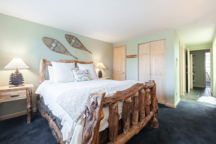 מיטת הקרשים הכפרית שלכם מחכה לכם עם מצעים נקיים ומברשות קאנו מקסימות שמעטרות קירות בצבע ירוק מנטה, ויוצרות תחושה של מפלט שקט ביער.