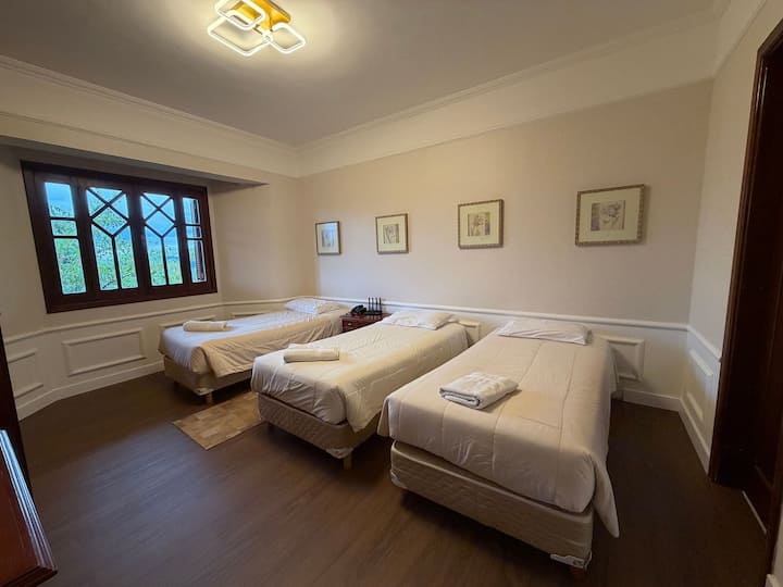 Მთლიანი ოთახის ფოტო