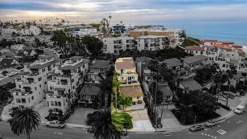 6BR coastal escape w/ BBQ & beach access