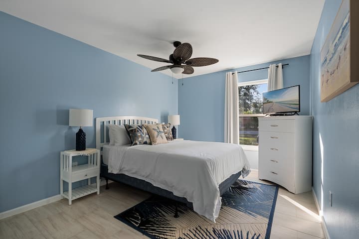 Relajante dormitorio costero con luz natural y una decoración sencilla y relajante.