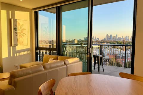 Successful Airbnb property: Corporate Apt near UniMelb Parkville Hosp, Parking in Brunswick