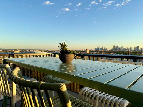 Panoramic City Views, 3BR Apt w FREE Parking
