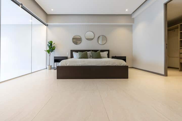 Chumba kikuu cha kulala kina nafasi kubwa sana.