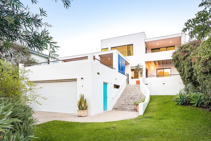 Casa Feliz—Mediterranean-style Coastal Getaway