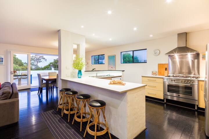 Casa Feliz—Mediterranean-style Coastal Getaway gallery image 4