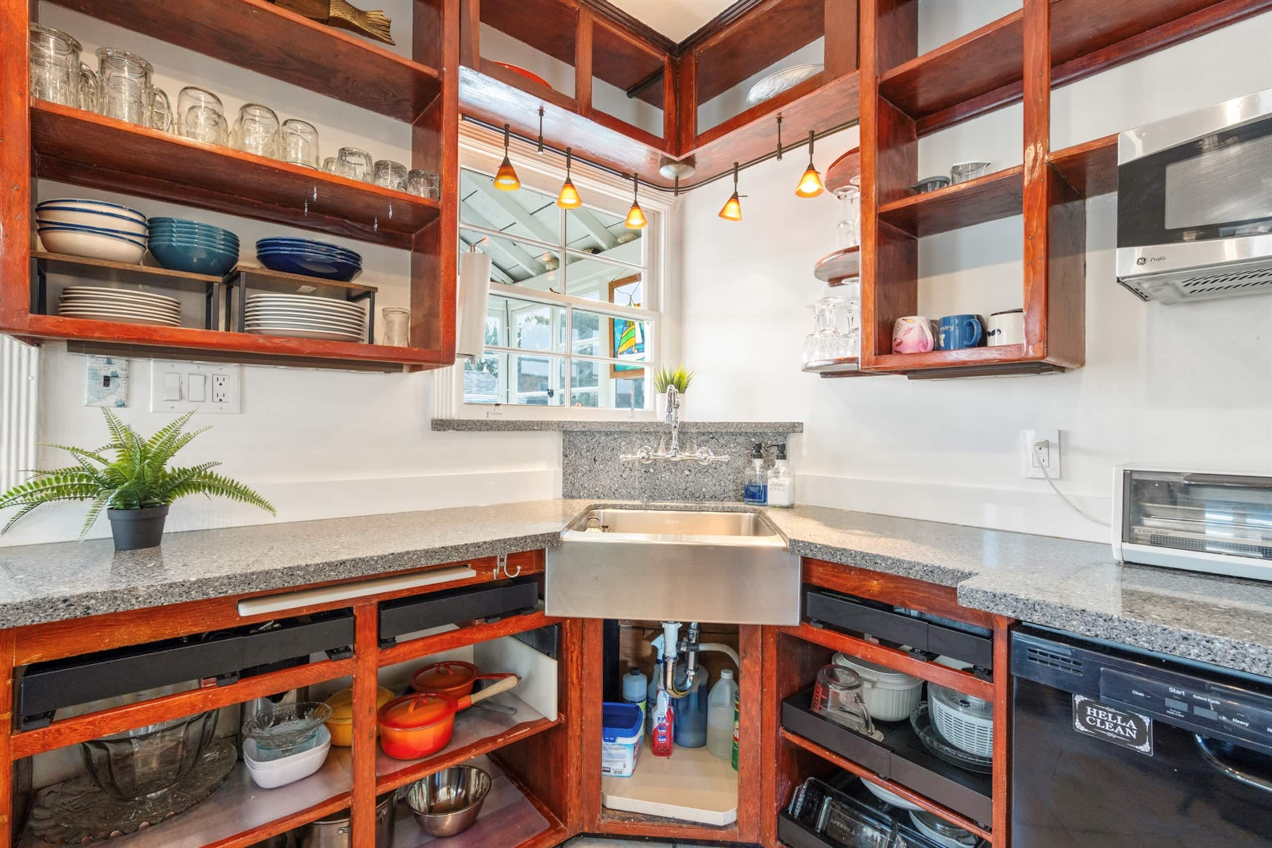 Home in South San Francisco · ★5.0 · 3 bedrooms · 4 beds · 1 private bath - Image 25