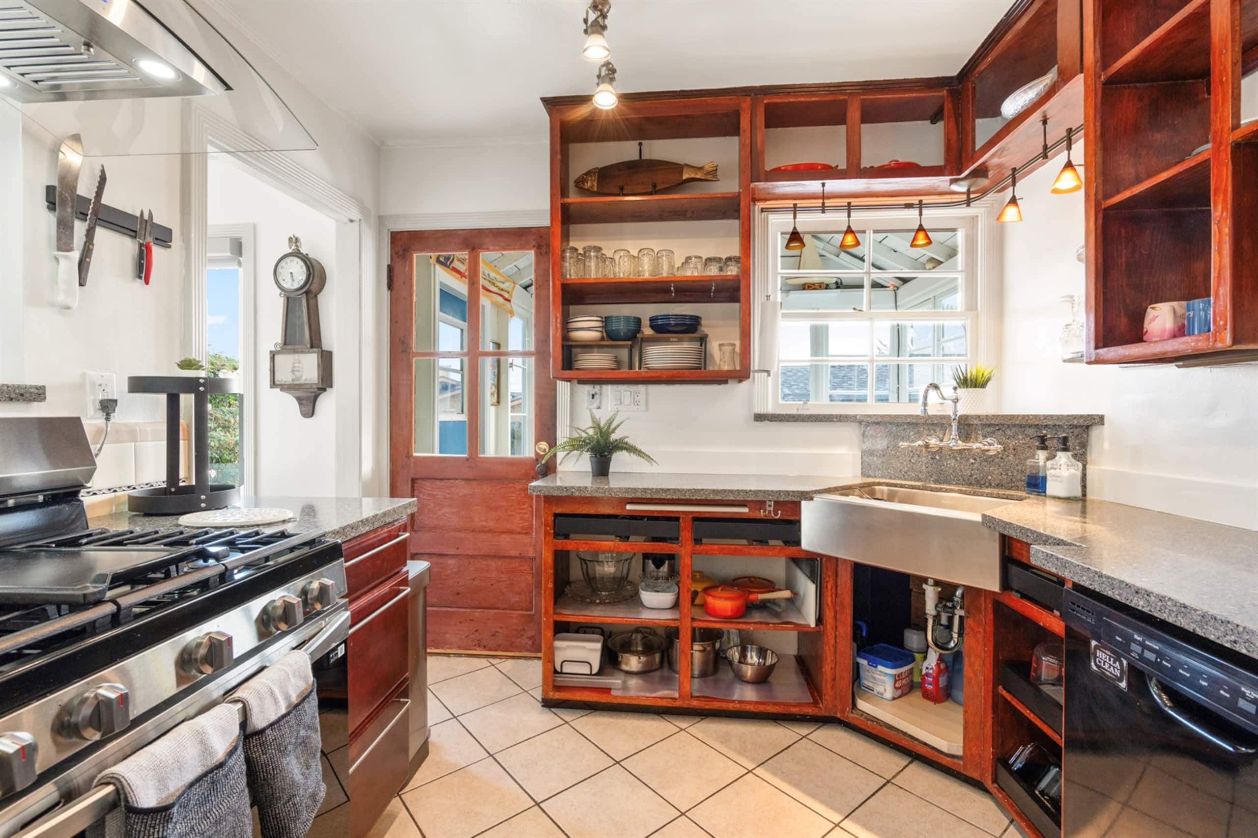 Home in South San Francisco · ★5.0 · 3 bedrooms · 4 beds · 1 private bath - Image 23