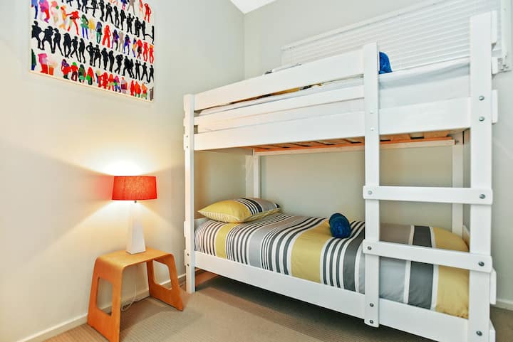 לישון לצלילי גלים; ליהנות מטיולים בוקריים, לגלוש או לדוג בחוף.