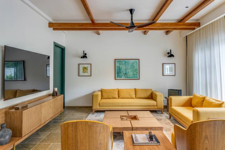 Rooms: Living area