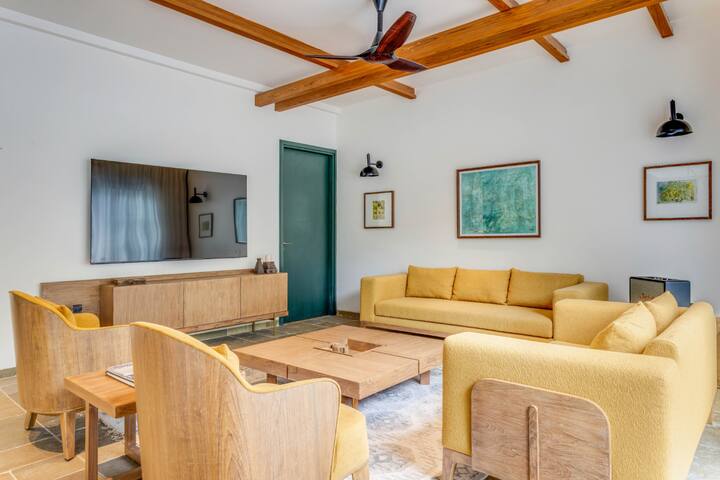 Rooms: Living area