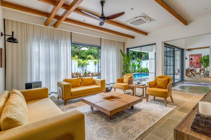 Rooms: Living area