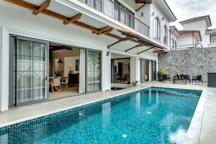 Pool: Swimming pool