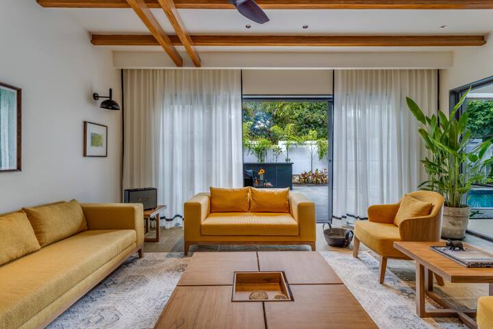 Rooms: Living area